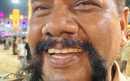 कोतवाल सुधीर सिंह की मूंछें रावण दहन के बाद वायरल:लोग ले रहे सेल्फी, रामलीला के कलाकारों ने भी खींची तस्वीरें