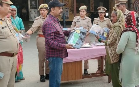 स्याना सीएचसी में साड़ी वितरण कार्यक्रम:कोतवाली पुलिस संग स्वास्थ्य कर्मी जुटे, जरूरतमंद महिलाओं को मिला उपहार