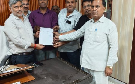 बुलंदशहर में प्रकाश व्यवस्था की मांग:व्यापारी सुरक्षा फोरम ने सौंपा पत्र, बाजार में लाइटें चालू रखने का आश्वासन