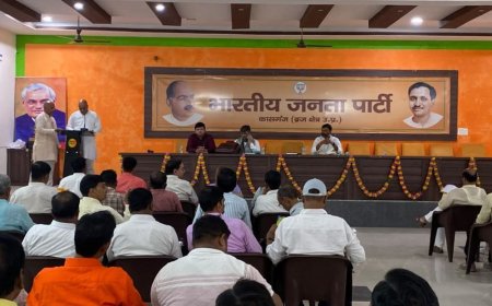 कासगंज में भाजपा ने विधानसभा चुनाव की तैयारियों पर मंथन:बूथ प्रबंधन मजबूत करने और पन्ना प्रमुखों से नियमित संपर्क के निर्देश दिए