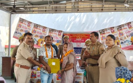 उन्नाव में पांच थानों में दंपत्तियों की काउंसलिंग:महिलाओं को साड़ी और मां दुर्गा की प्रतिमा देकर किया सम्मानित
