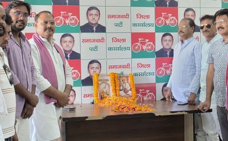 महाराजगंज में सपा कार्यकर्ताओं ने मनाई महर्षि वाल्मीकि जयंती:महापुरुषों के विचारों पर चलने का लिया संकल्प, सद्भाव का संदेश दिया