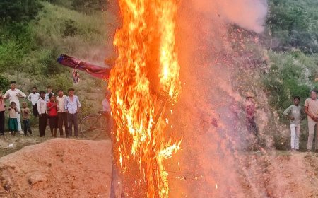 चित्रकूट में 150 साल पुरानी रामलीला में हुआ रावण दहन:जय श्रीराम के जयकारों से गूंजा मैदान, राम-रावण युद्ध का मंचन देखने उमड़े लोग