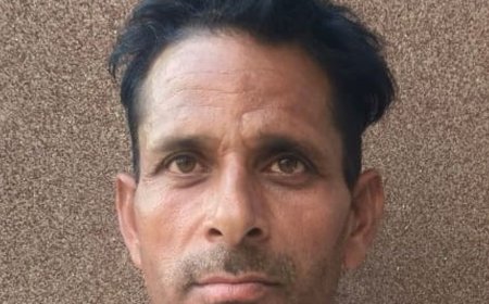 एटा में खाद न मिलने पर किसान के दस्तावेज फाड़े:सहकारी समिति सचिव पर लगा आरोप, किसानों ने लगाई न्याय की गुहार