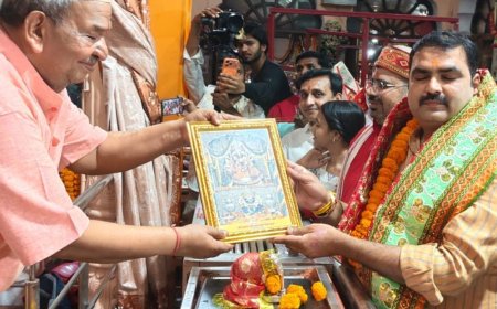 खलीलाबाद के समय माता मंदिर में हुई महाआरती:उमड़ी भक्तों की भीड़, सुरक्षा के पुख्ता इंतजाम; विधायक ने की पूजा अर्चना