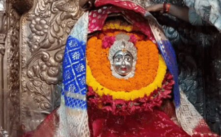 मां अन्नपूर्णा के दरबार में उमड़ी भक्तों की भीड़:मंदिर के बाहर लगी लंबी कतार,पुजारी बोले-माता के दर्शन से धन-धान्य की होती है प्राप्ति