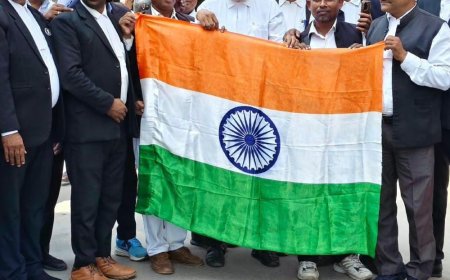 अधिवक्ताओं ने सिविल कोर्ट पर तिरंगा दिखाकर विरोध प्रदर्शन किया:लोकतांत्रिक मूल्यों और नागरिक अधिकारों की रक्षा का संकल्प लिया