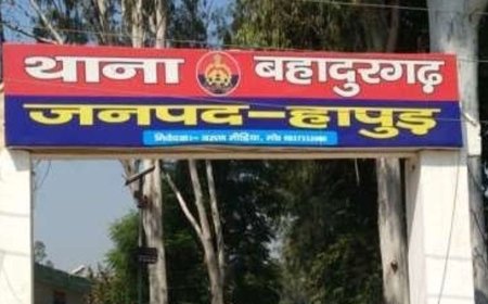 गश्त कर रहे पुलिसकर्मियों की कार रजवाहे में गिरी:हापुड़ में दारोगा समेत 3 घायल, मेरठ के अस्पताल में भर्ती