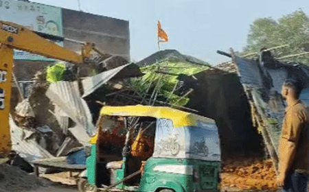 उन्नाव में तालाब की जमीन से हटा अवैध कब्जा:शिकायत पर प्रशासन ने बुलडोजर चलाकर अतिक्रमण ढहाया, कब्जेदारों में खलबली