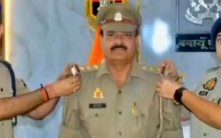 मुजरिया थानाध्यक्ष नीरज कुमार बने निरीक्षक:एसएसपी और एसपी सिटी ने स्टार लगाकर किया सम्मानित