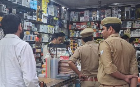सहारनपुर में मोबाइल की बनर्जी मार्केट छापेमारी:आईफोन की डुप्लीकेट मोबाइल पकड़े, दिल्ली से कंपनी की टीम आई