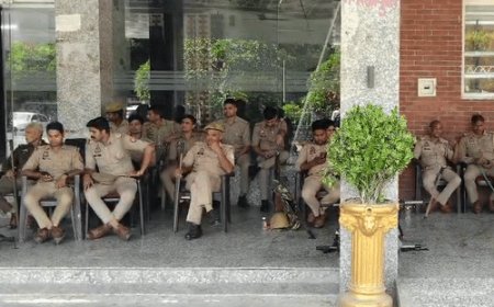 कानपुर नगर निगम में बढ़ा तनाव, पुलिस-PAC तैनात:नगर आयुक्त के खिलाफ आज मीटिंग करेंगे पार्षद