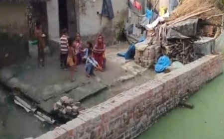शाहजहांपुर में गली में भरा पानी बना दलदल:लोगों ने बनाया जुगाड़ वाला लकड़ी का पुल, पक्ष-विपक्ष की खींचतान में रुका विकास