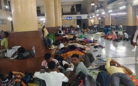 PET परीक्षा-मुरादाबाद में 52 केंद्रों पर 1,40,112 स्टूडेंट्स देंगे एग्जाम:रेलवे स्टेशन पर परीक्षार्थियों की भीड़; DM बोले-अभ्यर्थियों से कोई अधिक किराया न वसूले
