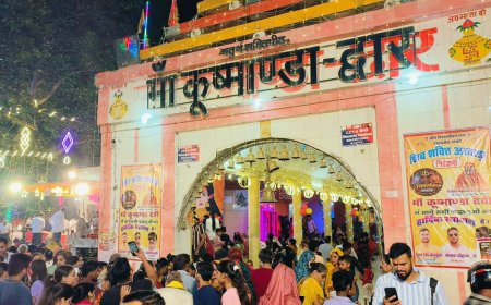 घाटमपुर में दीपदान का आयोजन:सवा लाख दीपों की रोशनी से जगमगा उठा मां कूष्मांडा देवी परिसर, विधायक-जिपं अध्यक्ष ने अभिवादन किया