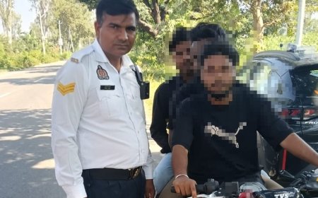 बिजनौर में ट्रैफिक पुलिस का अभियान:बिना हेलमेट मिले 383 बाइक सवार और गलत रूट पर मिले 55 ई-रिक्शा का चालान