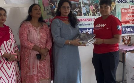 मेरठ में जरूरतमंद छात्राओं की मदद:अनादि चैरिटेबल ट्रस्ट ने आईटीआई की जरूरतमंद छात्राओं को बांटी निशुल्क ड्रेस