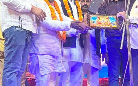 मंगारी रामलीला में व्यापारी जनता पार्टी का स्वागत:शिवकुमार गुप्ता को मोमेंटो और अंगवस्त्र देकर किया सम्मानित