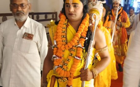 रामलीला में भगवान श्रीराम, लक्ष्मण और सीता की पदयात्रा निकली:मैनपुरी में भक्तों ने जगह-जगह आरती उतारी और पुष्प वर्षा की