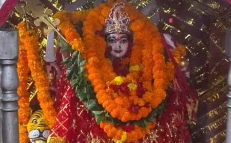 नवरात्रि के पांचवें दिन मां स्कंदमाता की पूजा:चंदौली के मंदिरों में उमड़े भक्त, सुख-समृद्धि की कामना की