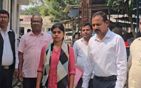 एटा में वैष्णवी बनीं एक दिन की क्षेत्रीय खाद्य अधिकारी:सिविल इंजीनियरिंग की छात्रा ने जनसुनवाई में राशन कार्ड से जुड़ी शिकायत का कराया निस्तारण