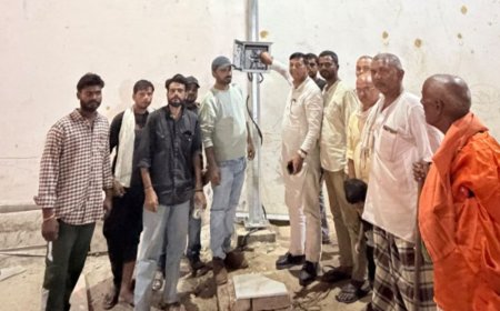 देवरिया में शिव मंदिर पर स्ट्रीट लाइट लगी:16 लाख खर्च से जगमगाया क्षेत्र, स्थानीय लोगों संग श्रद्धालुओं को सहूलियत