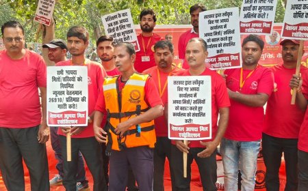 लखनऊ में आपदा मित्रों का विरोध प्रदर्शन:लाइव जैकेट पहनकर ₹20 लाख का बीमा, 26 हजार प्रति माह वेतन की मांग