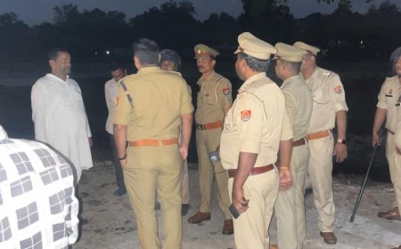 दुर्गा प्रतिमा विसर्जन स्थलों का पुलिस अधिकारियों ने किया निरीक्षण:श्रद्धालुओं की सुरक्षा प्राथमिकता, अयोध्या में सुरक्षा का जायजा लिया