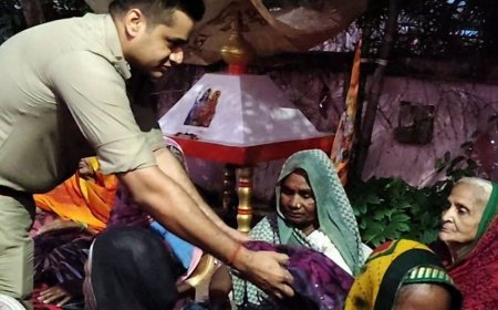 श्रावस्ती में एसपी ने बुजुर्गों का हाल जाना:ठंड से बचाव के लिए बांटे कंबल, समस्याओं को सुनकर सम्मान और सहयोग का दिया संदेश