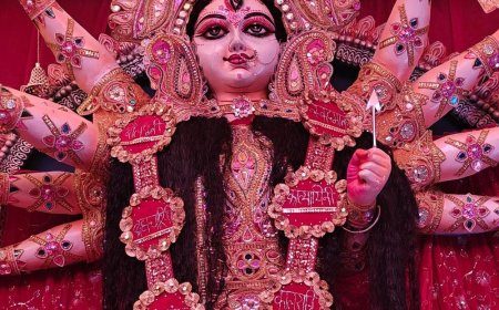 घुघली में R.D. क्लब ने बनाया भव्य दुर्गा पूजा पंडाल:पावन गुफा देखने उमड़ रहे श्रद्धालु, 1985 से जारी है मां दुर्गा की आराधना
