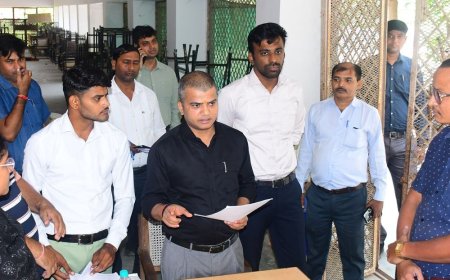 प्रयागराज में मतदाता सूची में नाम जुड़वाने का विशेष अभियान:छूटे युवाओं और महिलाओं पर फोकस, डीएम ने बूथों का किया निरीक्षण