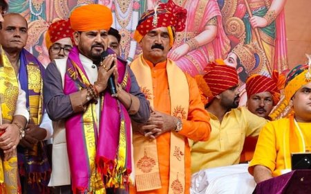 बृजभूषण बोले- गांव हमारी जड़, इससे जुड़े रहें:जौनपुर में रामकथा में पहुंचे, राजनीतिक मुद्दों पर टिप्पणी करने से किया इनकार