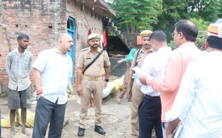 आपदा रिपोर्ट में लापरवाही पर लेखपाल सस्पेंड:प्रतापगढ़ में क्षतिग्रस्त मकान देखने पहुंचे डीएम, परिवार को 1.20 लाख की मदद के निर्देश
