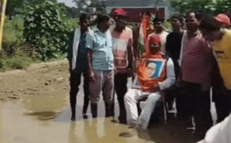 प्रयागराज में खराब सड़क-जलभराव पर सपा नेता का प्रदर्शन, VIDEO:ग्रामीणों के साथ पानी में बैठकर जताया विरोध, प्रशासन पर लगाया आरोप