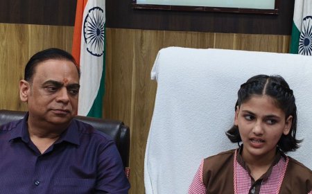 छात्रा बनी एक दिन की डीएम:जालौन में प्रतीक्षा ने जनसुनवाई में सुनीं लोगों की समस्याएं