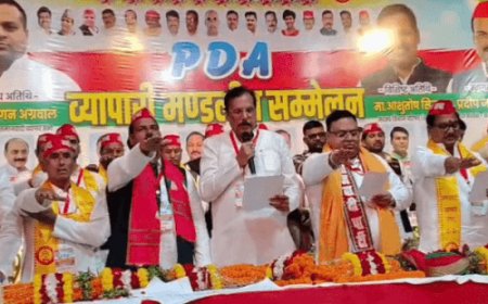 वाराणसी में सपा का PDA व्यापारी सम्मेलन:2000 से अधिक व्यापारियों ने भरी हुंकार; अखिलेश यादव के घोषणा पत्र में शामिल होंगी 27 मांगें