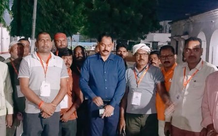 मिर्जापुर से 30 लोगों का दल गुजरात रवाना:राष्ट्रीय एकता दिवस परेड में शामिल होंगे, एडीजी ने महामना एक्सप्रेस को दिखाई हरी झंडी