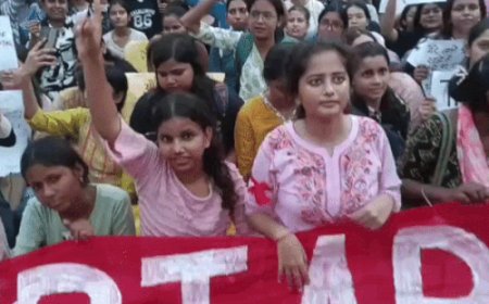 BHU में छात्राओं ने निकाला फ्रीडम मार्च:हाथ में बैनर-पोस्टर लेकर लगाई आजादी आजादी का नारा, पुलिस और प्राक्टोरियल बोर्ड रही मौजूद