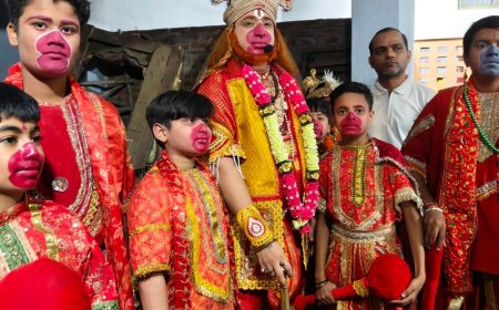 शामली में रामलीला में लंका दहन का मंचन:स्थानीय कलाकार निभा रहे रामायण के पात्र; कोई छात्र तो कोई शिक्षक और भजनोपदेशक