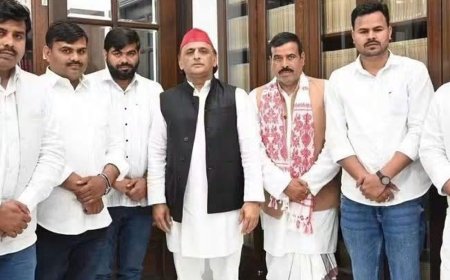 भाजपा नेता ने अखिलेश यादव से की मुलाकात:कल समाजवादी पार्टी में शामिल होंगे भवानी भीख शुक्ला, पत्नी ब्लॉक प्रमुख है