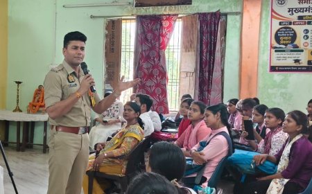 काशी नरेश विश्वविद्यालय में करियर गाइडेंस कार्यक्रम:एसपी ने विद्यार्थियों को प्रतियोगी परीक्षाओं की तैयारी के दिए टिप्स