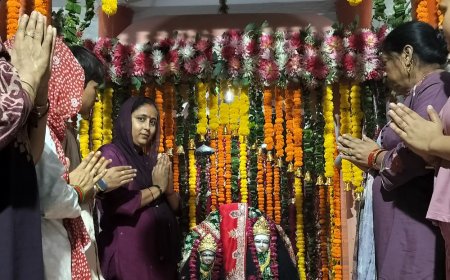 आगरा में नवरात्रि पर्व पर कार्यक्रम आयोजित:कैला देवी ट्रस्ट ने सजाया फूल बंगला, विश्व शांति महाआरती संग कन्या पूजन
