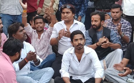 जमीन कब्जे के आरोप विहिप-बजरंग दल ने सड़क पर प्रदर्शन:पुलिस के खिलाफ नारेबाजी, तीन थानों की फोर्स मौके पर पहुंची