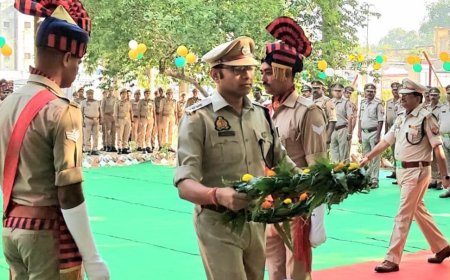 सुल्तानपुर में पुलिस स्मृति दिवस मनाया:पुलिस लाइन में शहीद स्तंभ पर अर्पित किए पुष्प, मौन रखकर किया याद