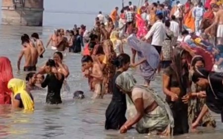 संभल के गंगा घाटों पर शरद पूर्णिमा का स्नान:एक लाख से ज्यादा श्रद्धालुओं ने डुबकी लगाई, अलग-अलग जिलों से पहुंचे लोग