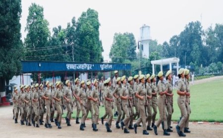 एसपी ने पुलिसकर्मियों से दौड़ लगवाई और रस्सी चढ़वाई:शाहजहांपुर पुलिस लाइन में साप्ताहिक परेड की सलामी ली