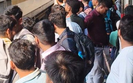 PET खत्म होते ही बरेली जंक्शन पर उमड़ी भीड़:धक्का-मुक्की के बीच ट्रेन के दरवाजों पर लटके छात्र; 5-6 घंटे इंतजार करना पड़ा
