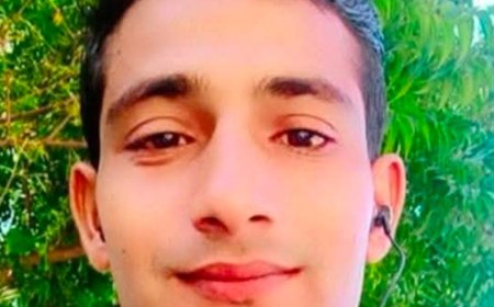 अज्ञात वाहन की टक्कर से बाइक सवार युवक की मौत:एटा में सामान लेकर घर लौटते समय हुआ हादसा, पुलिस जांच में जुटी