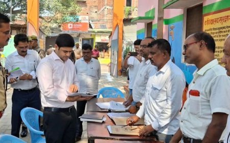 मऊ में मतदाता सूची पुनरीक्षण अभियान:डीएम ने 8 बूथों का किया निरीक्षण, नए युवाओं के नाम जोड़ने के निर्देश