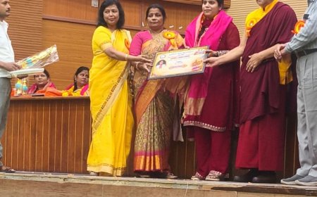 वाराणसी में महिलाओं का सम्मान समारोह:चिकित्सा सेवा में योगदान के लिए डॉ. अंजली यादव को मिला योगिनी सम्मान-2026